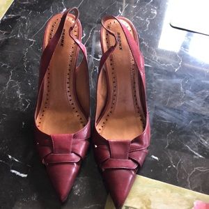 Burgundy Bronx Hills genuine leather.